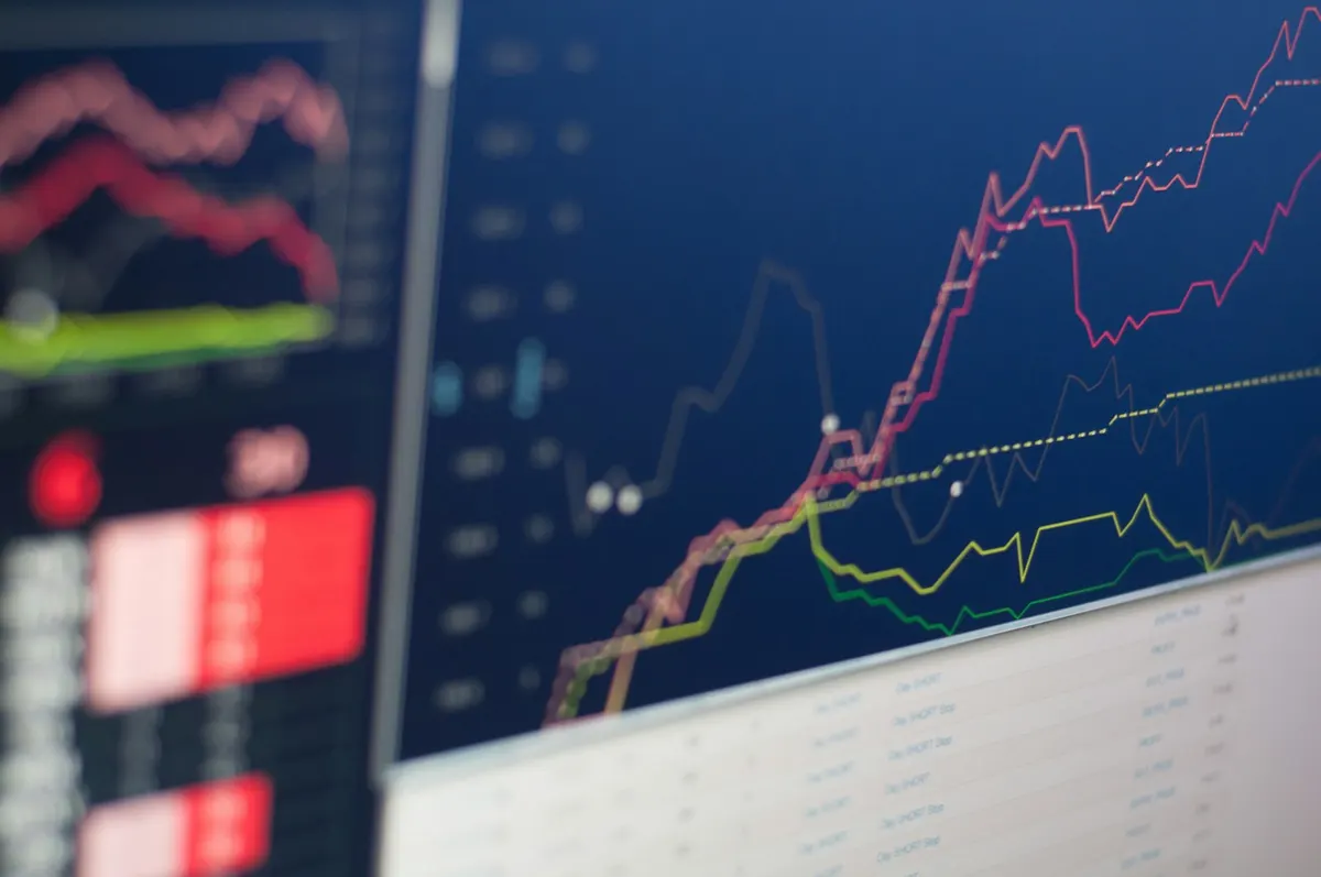 Ekranda yükseliş ve düşüş gösteren finansal grafikler (temsili fotoğraf)